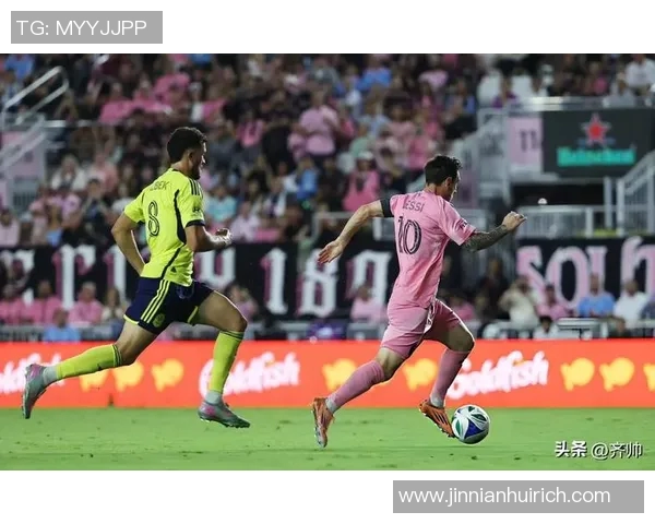 梅西巧妙观察对手防守时机精准助攻展现超凡球技 梅西巧妙观察对手防守时机精准助攻展现超凡球技