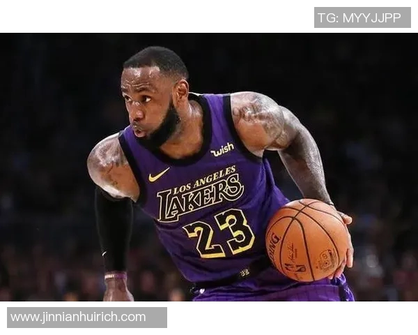 湖人新更衣室揭秘詹姆斯柜内浓眉球衣悬挂引发球迷热议